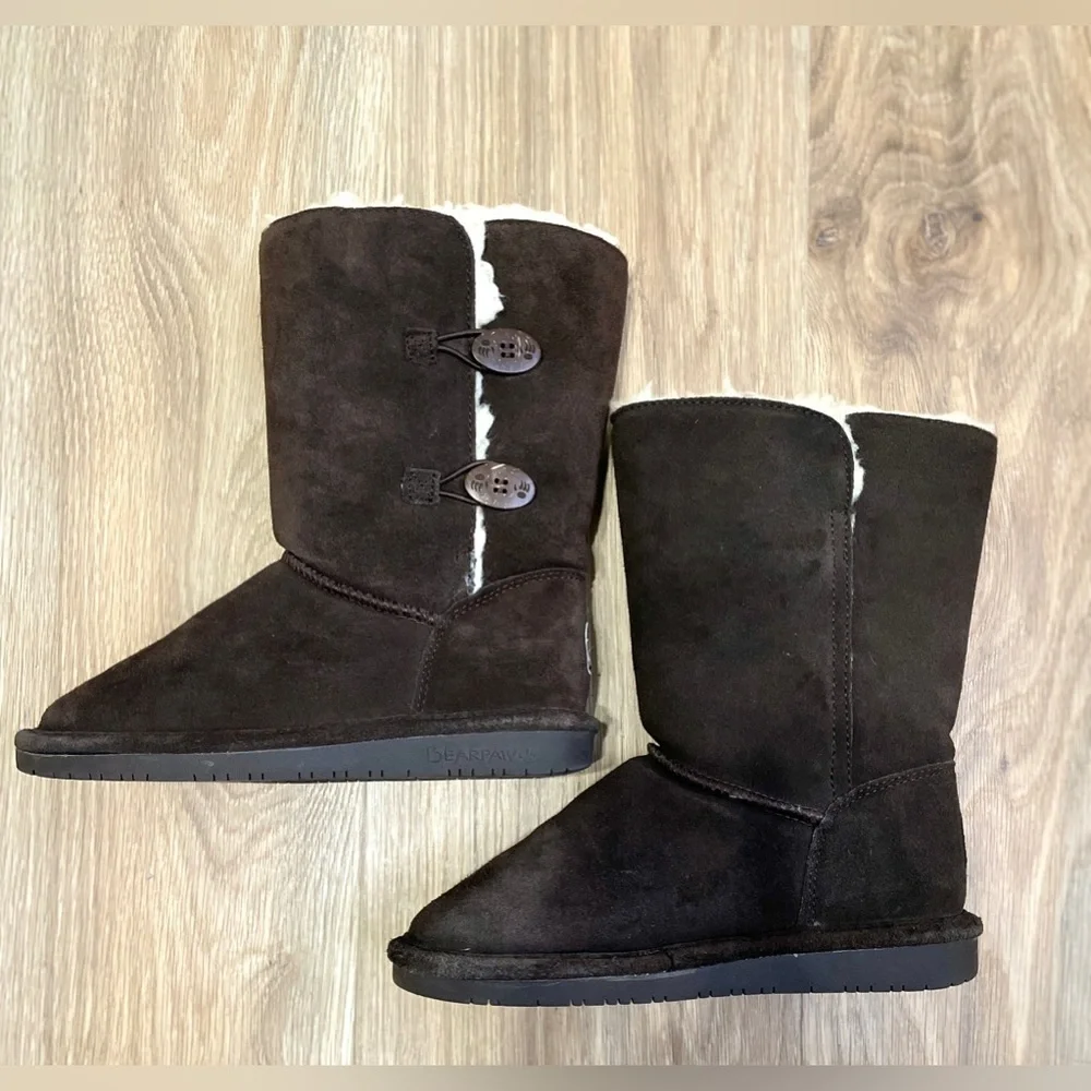 BEARPAW Girls' Lori 2-Toggle Boots in color chocolate size 4 EUC